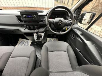 Renault Trafic 2.0 dCi SL28 Business EDC L1 H1 Euro 6 (s/s) 5dr (9 Seat)