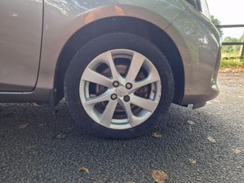Toyota Yaris 1.5 VVT-h Excel E-CVT Euro 6 5dr (15in Alloy)