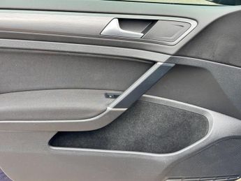 Volkswagen e-Golf 35.8kWh e-Golf Auto 5dr