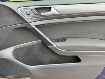 Volkswagen e-Golf 35.8kWh e-Golf Auto 5dr