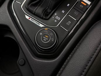 Volkswagen Tiguan 2.0 TDI BlueMotion Tech R-Line DSG 4Motion Euro 6 (s/s) 5dr