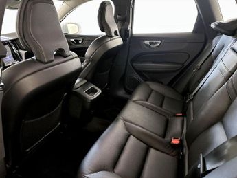 Volvo XC60 2.0 B5 MHEV Momentum Auto Euro 6 (s/s) 5dr