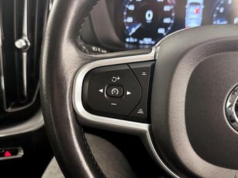 Volvo XC60 2.0 B5 MHEV Momentum Auto Euro 6 (s/s) 5dr
