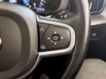 Volvo XC60 2.0 B5 MHEV Momentum Auto Euro 6 (s/s) 5dr