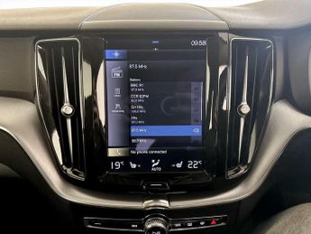 Volvo XC60 2.0 B5 MHEV Momentum Auto Euro 6 (s/s) 5dr