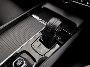 Volvo XC60 2.0 B5 MHEV Momentum Auto Euro 6 (s/s) 5dr