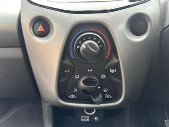 Toyota AYGO 1.0 VVT-i x-play x-shift Euro 6 5dr