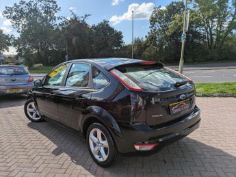 Ford Focus 1.6 Zetec Hatchback 5dr Petrol Automatic (184 g/km, 99 bhp)