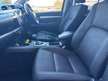 Toyota Hilux 2.4 D-4D Invincible Auto 4WD Euro 6 4dr (TSS, 3.5t)