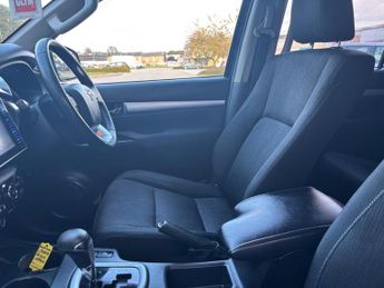 Toyota Hilux 2.4 D-4D Invincible Auto 4WD Euro 6 4dr (TSS, 3.5t)