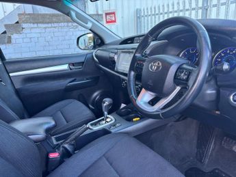 Toyota Hilux 2.4 D-4D Invincible Auto 4WD Euro 6 4dr (TSS, 3.5t)