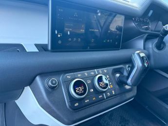 Land Rover Defender 110 3.0 D250 MHEV SE Hard Top SUV Auto 4WD MWB Euro 6 (s/s) 5dr