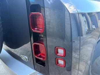 Land Rover Defender 110 3.0 D250 MHEV SE Hard Top SUV Auto 4WD MWB Euro 6 (s/s) 5dr