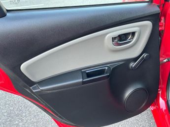 Toyota Yaris 1.5 VVT-h Icon Tech E-CVT Euro 6 (s/s) 5dr
