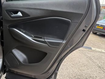 Vauxhall Grandland X 1.6 13.2kWh Business Edition Nav Premium Auto 4WD Euro 6 (s/s) 5