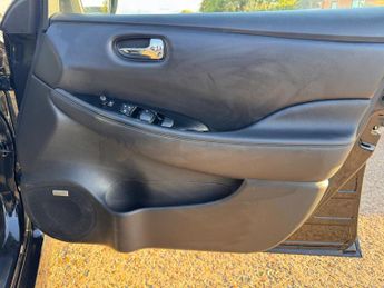 Nissan Leaf 40kWh Tekna Hatchback 5dr Electric Auto (150 ps)