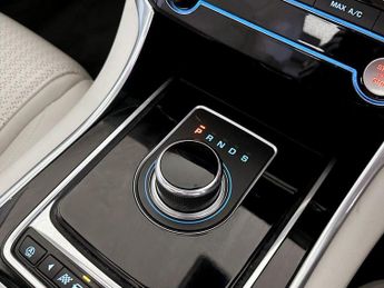 Jaguar XE 2.0d Portfolio Auto AWD Euro 6 (s/s) 4dr