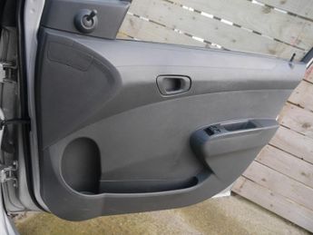 Chevrolet Spark 1.0i + Hatchback 5dr Petrol Manual Euro 5 (No a/c) (68 ps)