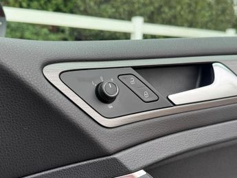 Volkswagen Golf 2.0 TDI BlueMotion Tech SE DSG Euro 5 (s/s) 5dr