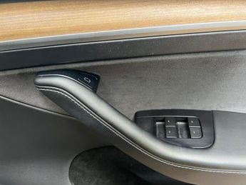 Tesla Model Y (Dual Motor) Long Range Auto 4WDE 5dr