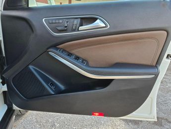 Mercedes-Benz GLA 2.1 GLA220d AMG Line (Premium Plus) 7G-DCT 4MATIC Euro 6 (s/s) 5