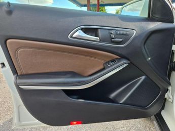 Mercedes-Benz GLA 2.1 GLA220d AMG Line (Premium Plus) 7G-DCT 4MATIC Euro 6 (s/s) 5