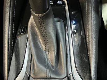 Toyota Corolla 1.8 VVT-h Design CVT Euro 6 (s/s) 5dr