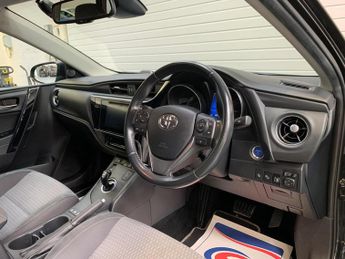 Toyota Auris 1.8 VVT-h Design CVT Euro 6 (s/s) 5dr