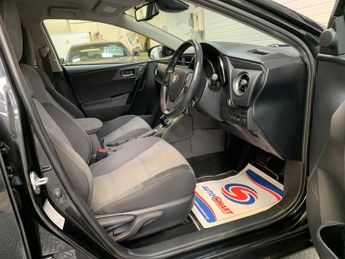 Toyota Auris 1.8 VVT-h Design CVT Euro 6 (s/s) 5dr