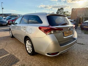 Toyota Auris 1.8 VVT-h Icon Tech Touring Sports CVT Euro 6 (s/s) 5dr