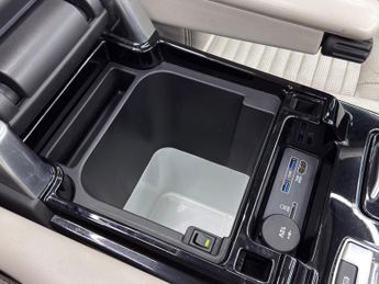 Land Rover Discovery 3.0 TD V6 First Edition Auto 4WD Euro 6 (s/s) 5dr