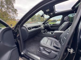 Volkswagen Touareg 3.0 TDI V6 BlueMotion Tech R-Line Tiptronic 4WD Euro 6 (s/s) 5dr