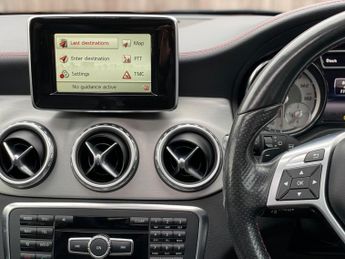 Mercedes-Benz GLA 2.1 GLA220d AMG Line (Premium Plus) 7G-DCT 4MATIC Euro 6 (s/s) 5