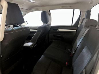 Toyota Hilux 2.8 D-4D Invincible 4WD Euro 6 (s/s) 4dr