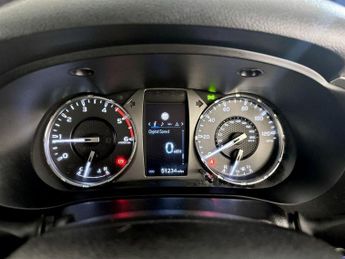 Toyota Hilux 2.8 D-4D Invincible 4WD Euro 6 (s/s) 4dr