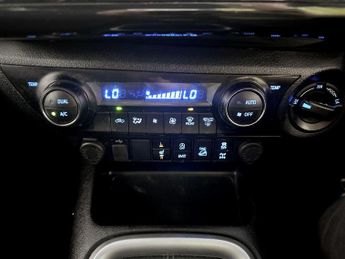 Toyota Hilux 2.8 D-4D Invincible 4WD Euro 6 (s/s) 4dr