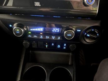 Toyota Hilux 2.8 D-4D Invincible X Auto 4WD Euro 6 (s/s) 4dr