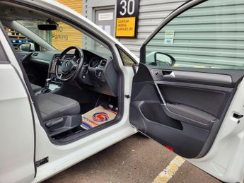 Volkswagen e-Golf 35.8kWh e-Golf Auto 5dr
