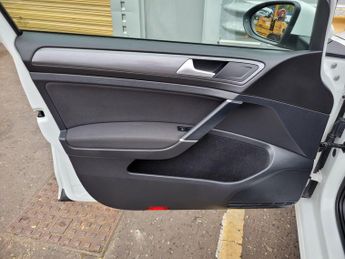 Volkswagen e-Golf 35.8kWh e-Golf Auto 5dr
