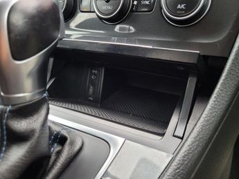 Volkswagen e-Golf 35.8kWh e-Golf Auto 5dr