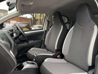 Toyota AYGO 1.0 VVT-i x-trend Funroof x-shift Euro 6 5dr