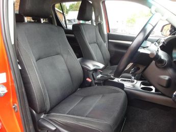 Toyota Hilux 2.8 D-4D Invincible Auto 4WD Euro 6 (s/s) 4dr