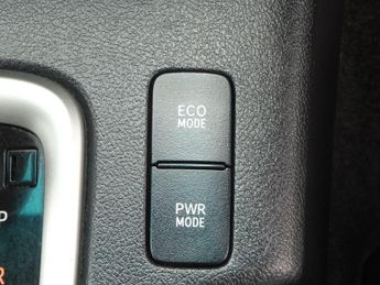 Toyota Hilux 2.8 D-4D Invincible Auto 4WD Euro 6 (s/s) 4dr