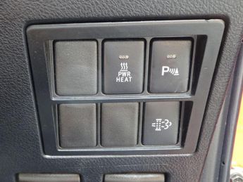 Toyota Hilux 2.8 D-4D Invincible Auto 4WD Euro 6 (s/s) 4dr