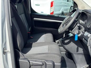 Toyota PROACE Verso 1.6D Shuttle Medium MPV MWB Euro 6 (s/s) 5dr (9 Seat)