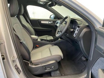 Volvo XC40 2.0 B3 MHEV Plus DCT Auto Euro 6 (s/s) 5dr