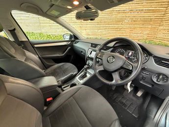 SKODA OCTAVIA 1.6 TDI Elegance Hatchback 5dr Diesel DSG Euro 5 (s/s) (105 ps)