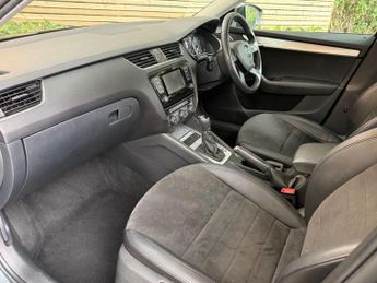 SKODA OCTAVIA 1.6 TDI Elegance Hatchback 5dr Diesel DSG Euro 5 (s/s) (105 ps) 