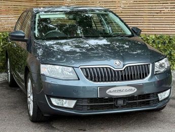SKODA OCTAVIA 1.6 TDI Elegance Hatchback 5dr Diesel DSG Euro 5 (s/s) (105 ps)