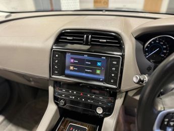 Jaguar F-PACE 2.0 D240 Portfolio Auto AWD Euro 6 (s/s) 5dr